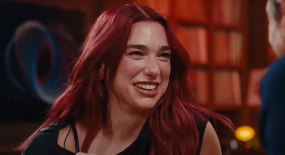 Dua Lipa tregon të sharën e preferuar në shqip, shkrihet së qeshuri – VIDEO