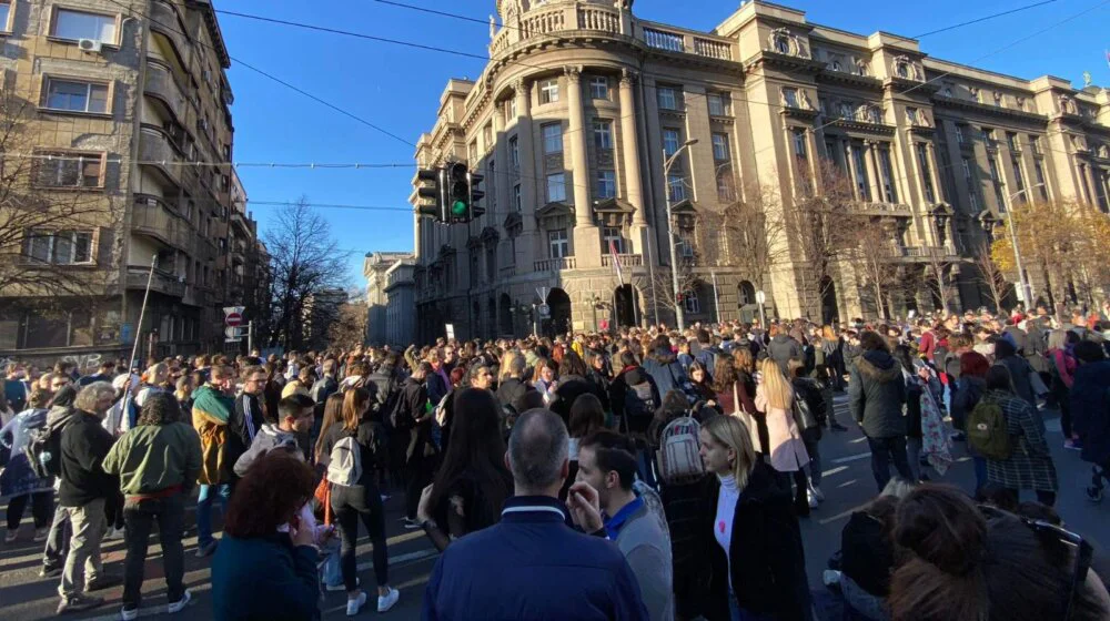 Protestuesit bllokojnë rrugët e Beogradit, këto janë pamjet