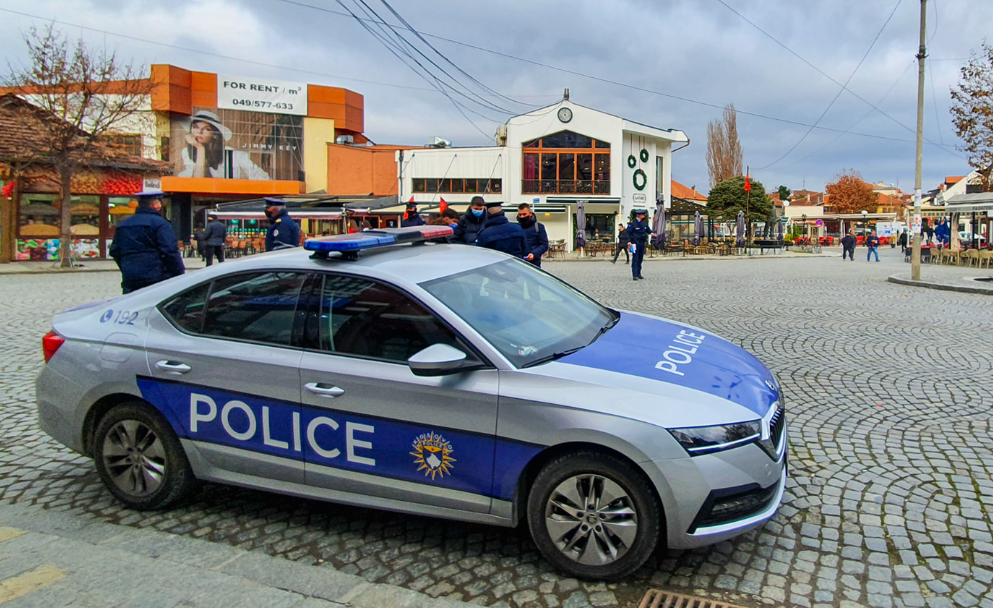 Një i moshur gjendet pa shenja jete në trotuarin e rrugës “Jusuf Gërvalla” në Prizren