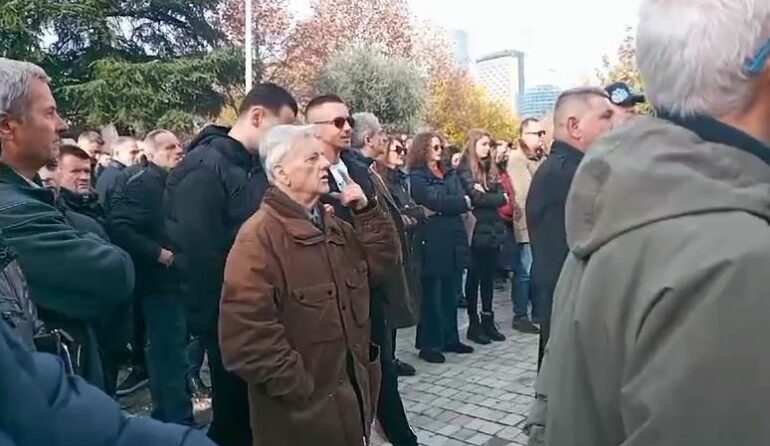 Protestë para Kuvendit ku pritet të merret vendimi për arrestimin e Sali Berishës