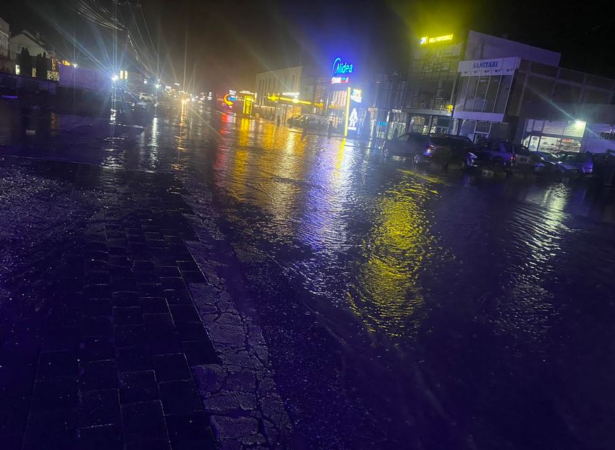 Shiu e bën të pakalueshme një pjesë të rrugës magjistrale Ferizaj-Prishtinë (FOTO)