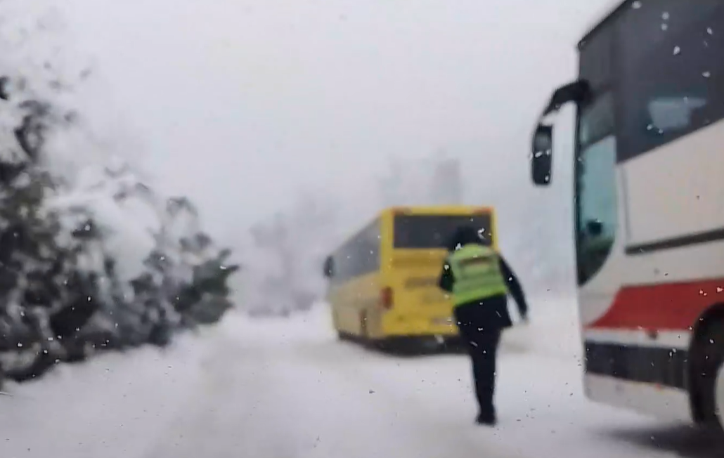 Bllokimi i rrugës për në Brezovicë, mbesin në rrugë disa autobusë e vetura