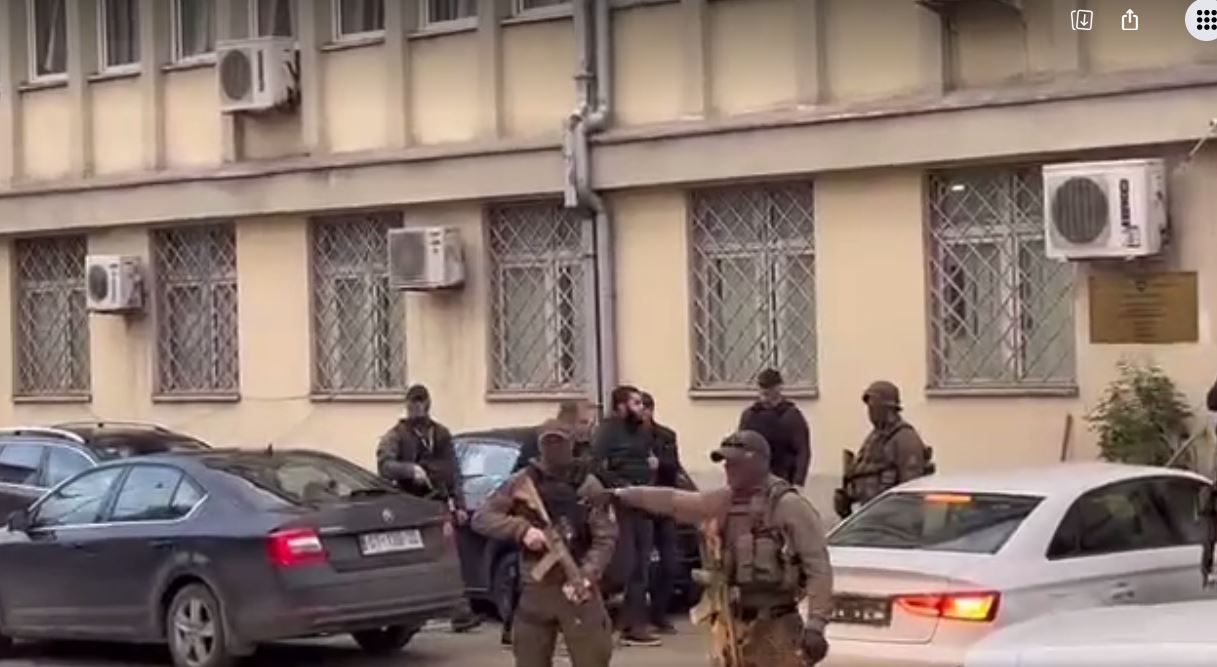 Dalin para gjykatës 4 të arrestuarit për grabitjen në Suharekë (VIDEO)