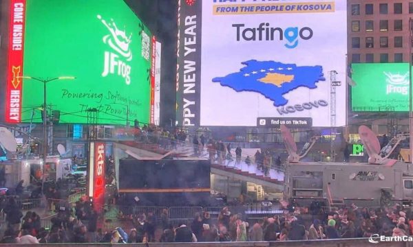 Harta dhe flamuri i Kosovës “pushtojnë” New York-un në natën e ndërrimit të moteve