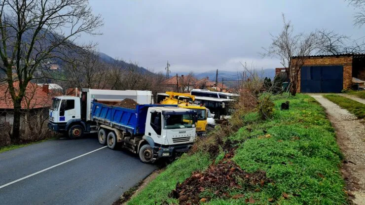 Policia në veri tërheqë disa thasë me zallë që ishin përdorur për barrikadat në Rudarë