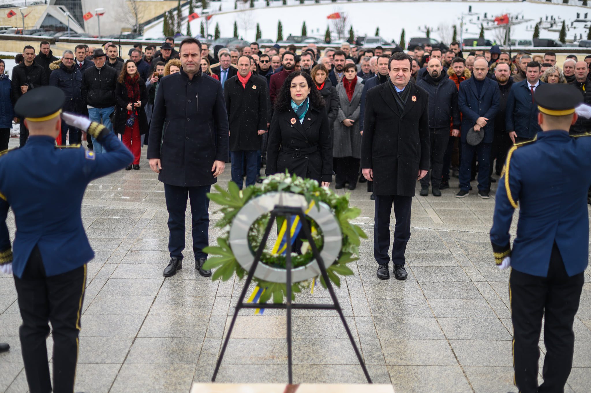 Krerët shtetëror bëjnë homazhe në Reçak – “Drejtësia i jep kuptim paqes”