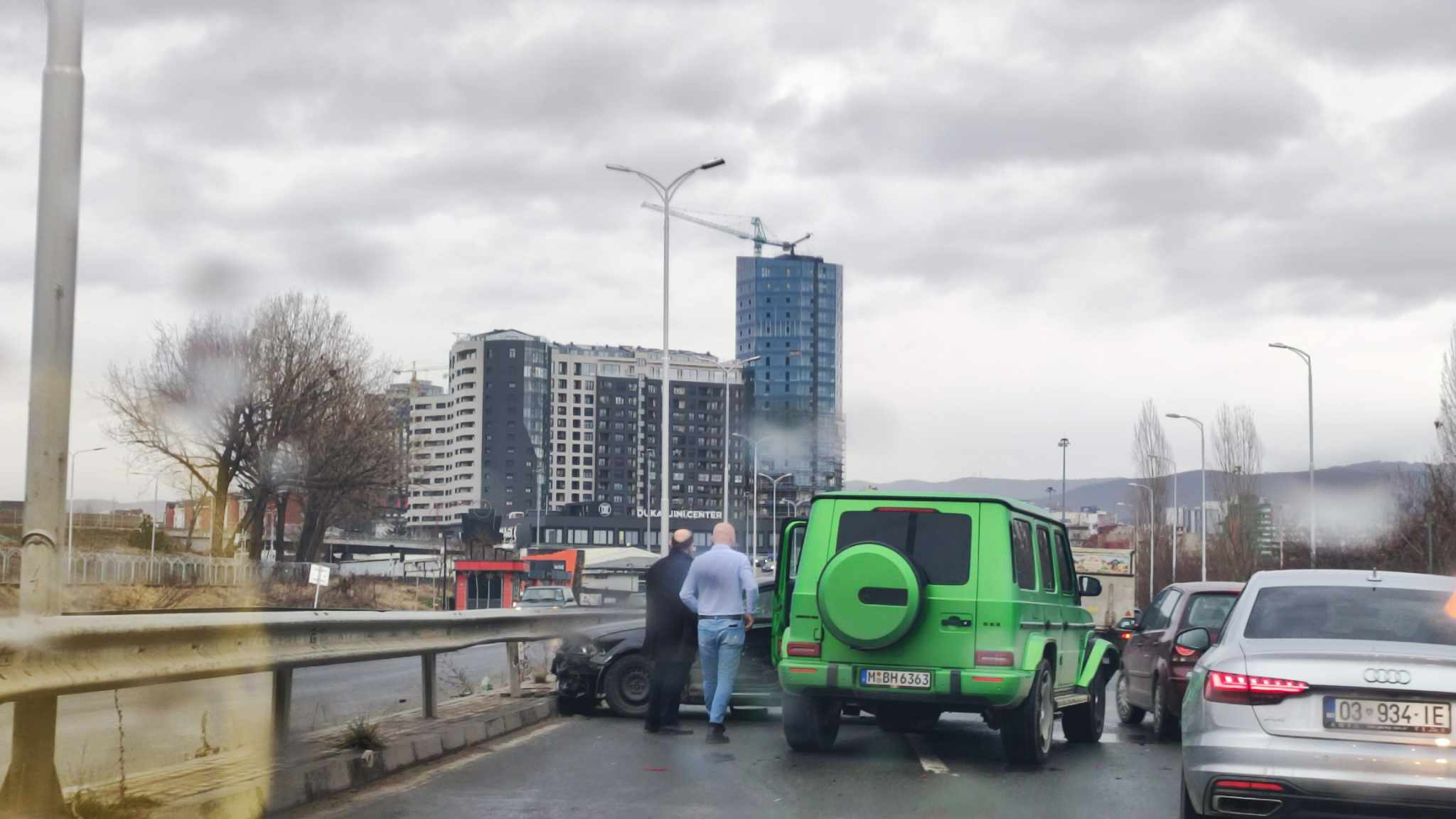 Mërgimtari me G Class aksidentohet në hyrje të Prishtinës, pamje nga vendi i ngjarjes