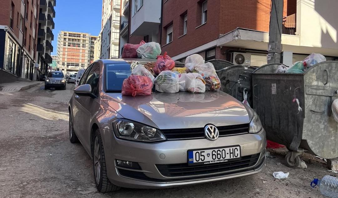 Parkoi afër kontinjerëve, qytetarët e një lagjeje në Prishtinë ia lënë bërllogun mbi veturë