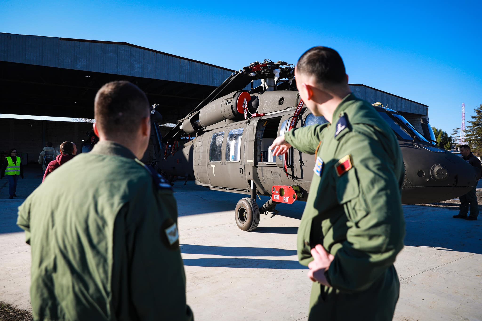 Arrijnë në Shqipëri helikopterët amerikanë Black Hawk