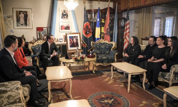 Kurti viziton familjen e Rugovës: E bashkoi popullin kundër okupimit të Serbisë, rezidencën e tij do ta restaurojmë