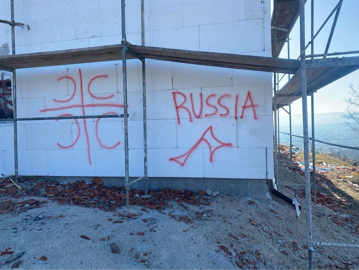 Simbole serbe në shtëpitë shqiptare, Krasniqi: Kriminelët s’janë të interesuar për normalitet