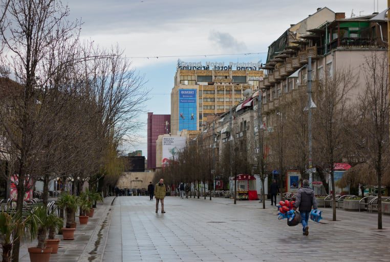 Rrahje masive në shesh të Prishtinës, lëndohen tre persona