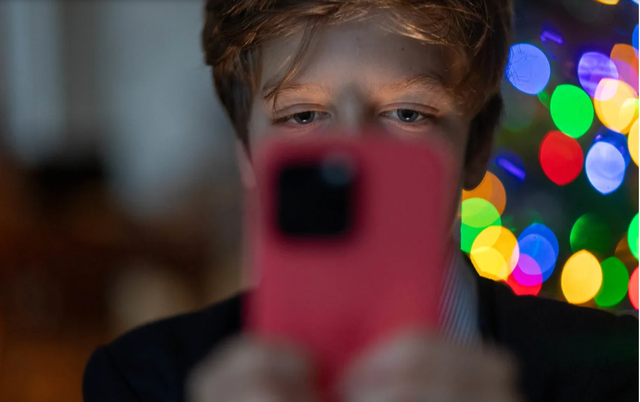 Instagrami do detyrojë adoleshentët të mos qëndrojnë online gjatë natës