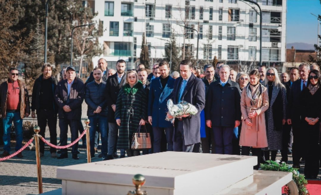 LDK-ja bën homazhe te varri i Ibrahim Rugovës