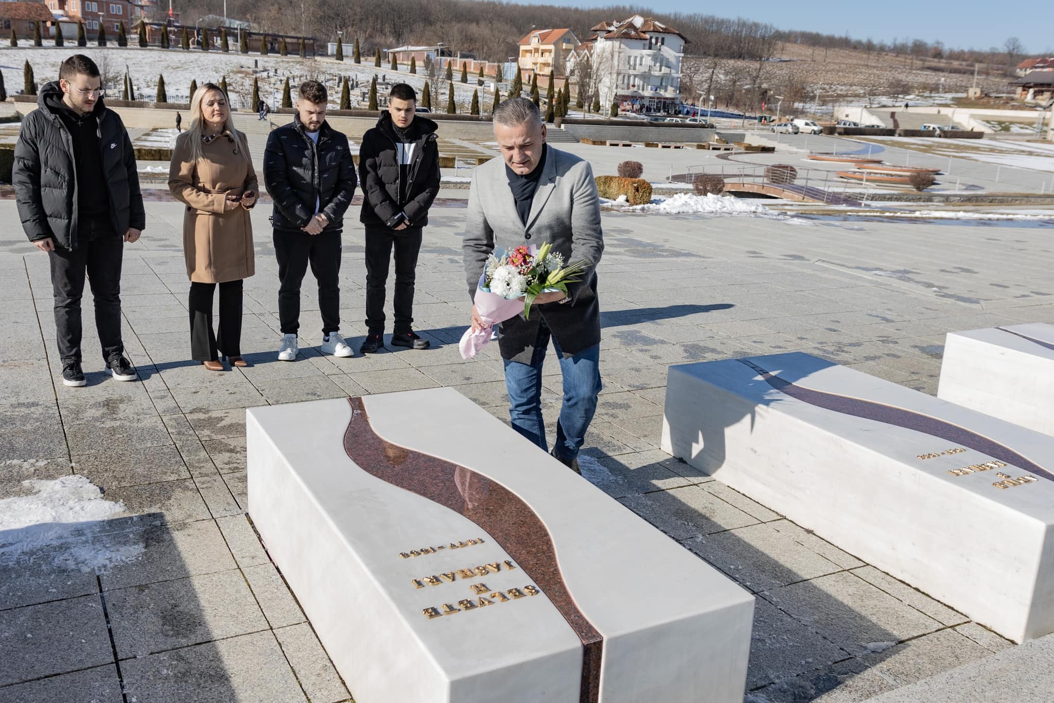 26-vjetori i sulmit të dytë ndaj familjes Jashari, Bekimi bën homazhe tek varret e të rënëve