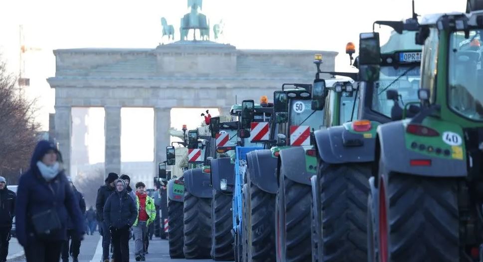 Ulja e subvencioneve, fermerët gjermanë me 200 traktorë bllokojnë rrugët e Berlinit