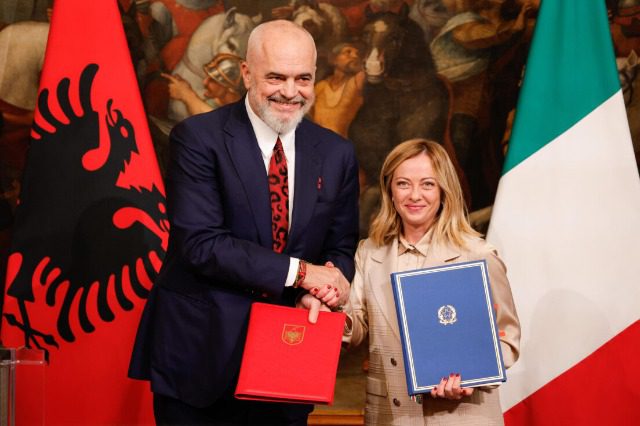 Marrëveshja Rama- Meloni, Kushtetuesja shtyn vendimin: Qeveria të sjellë Traktatin e Miqësisë Shqipëri- Itali