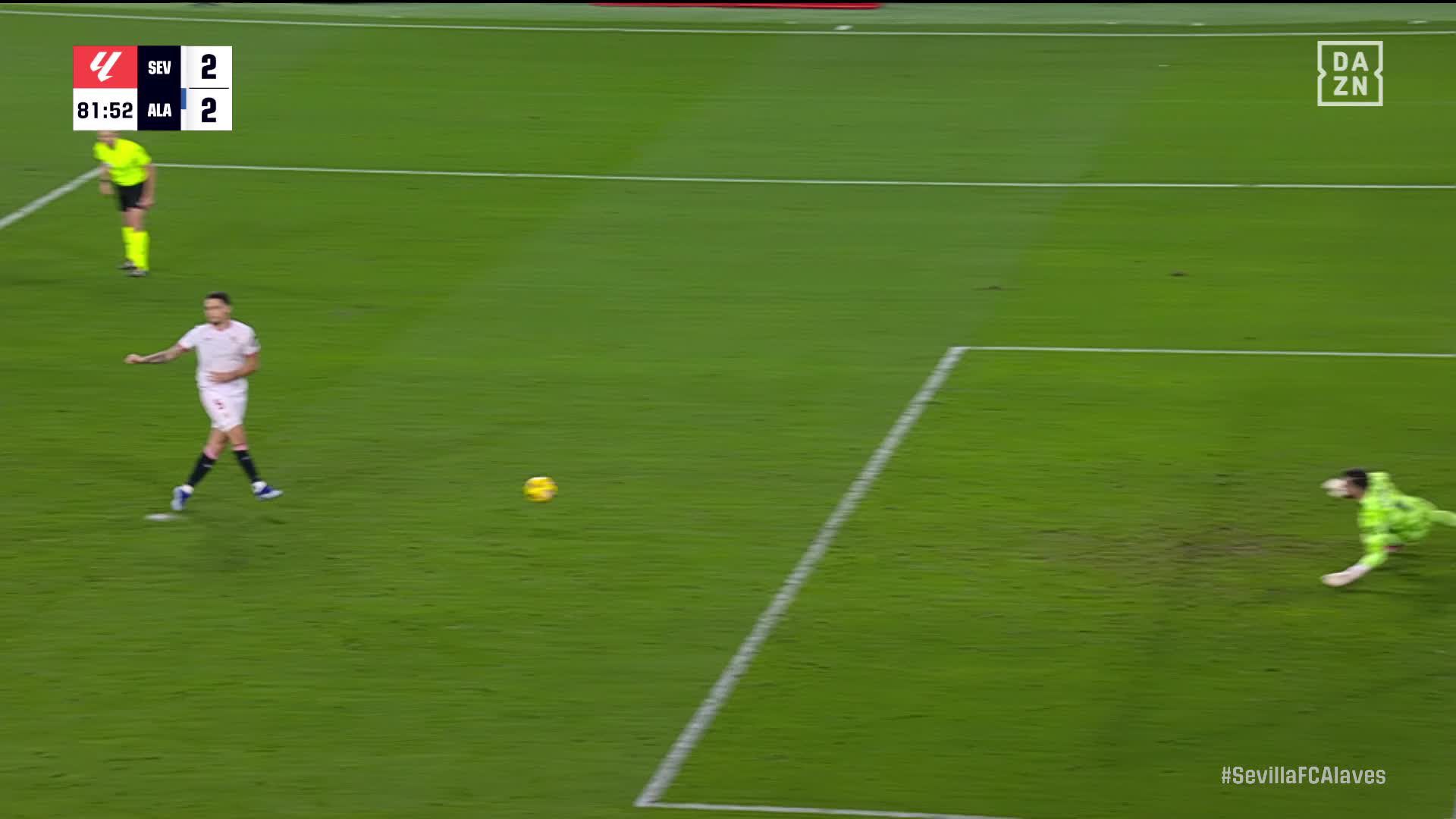 “Gol pa shikuar”, futbollisti i Sevillas shënon në mënyrë interesante ndaj Alavesit – VIDEO
