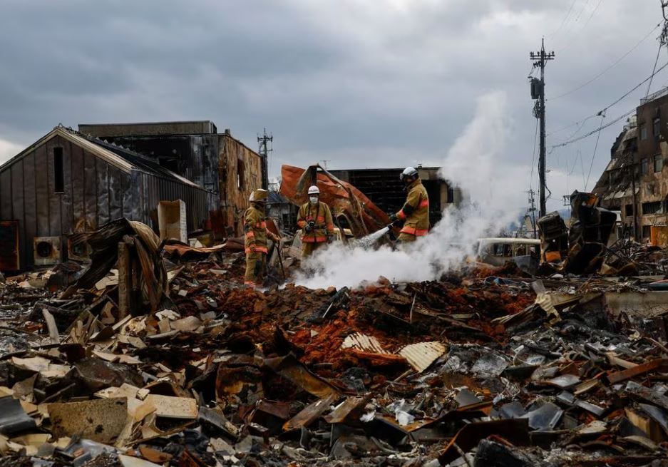 Tërmeti në Japoni: Gjenden të mbijetuar nën rrënoja, shumë të tjerë ende të zhdukur