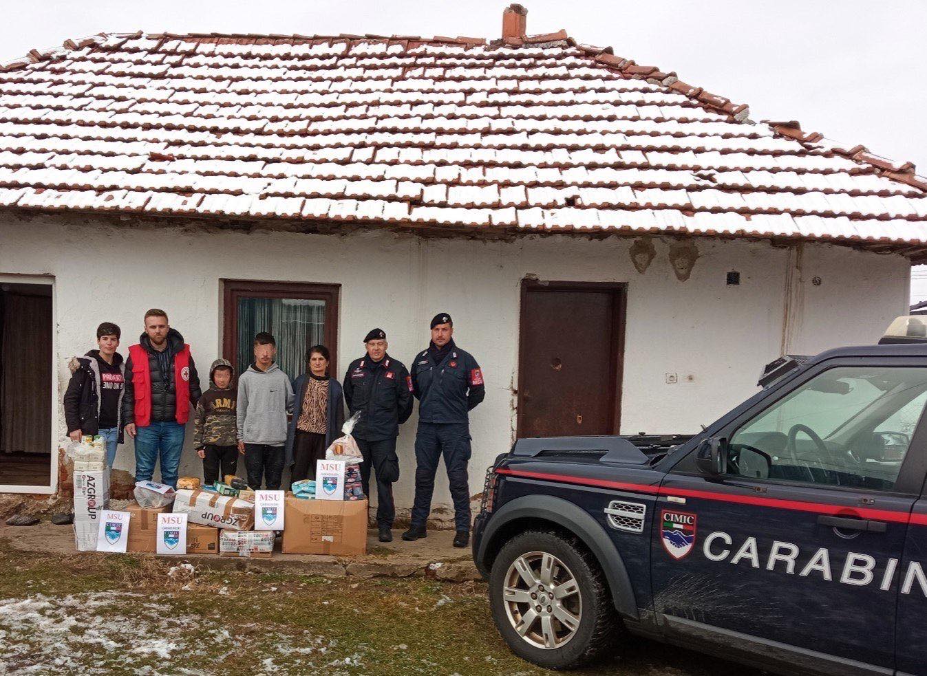 KFOR-i ofron pako ushqimore dhe veshmbathje për familjet në nevojë