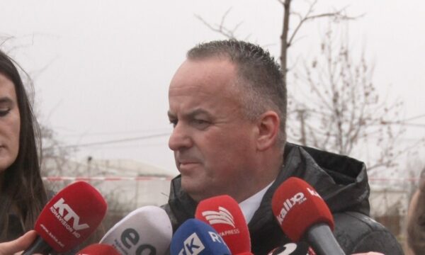 Erërat e forta shkaktojnë dëme në Prishtinë, drejtori i Sigurisë: Evitoni daljet, sidomos rreth parqeve