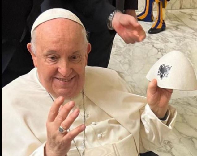 Papa fotografohet me plisin me shqiponjë (FOTO)