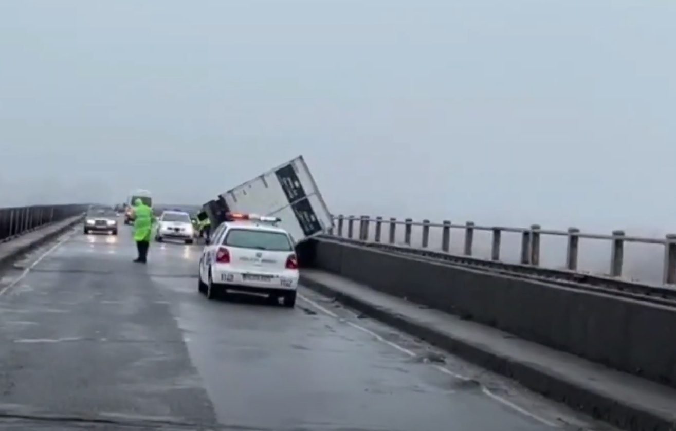 Era e fortë vështirëson lëvizjen në Lezhë-Milot, kamioni përmbyset në anë të urës