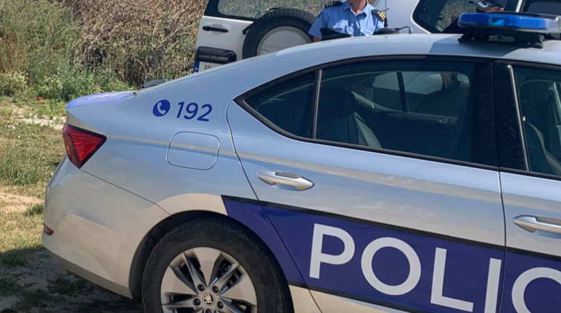 Goditen qëllimshëm me veturë tre persona në Fushë Kosovë