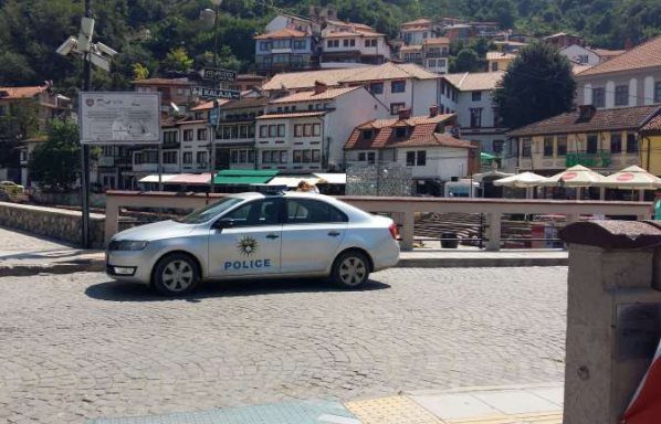 Hajnat e armatosur thyejnë shitoren e armëve në Prizren, marrin qindra euro dhe armë zjarri