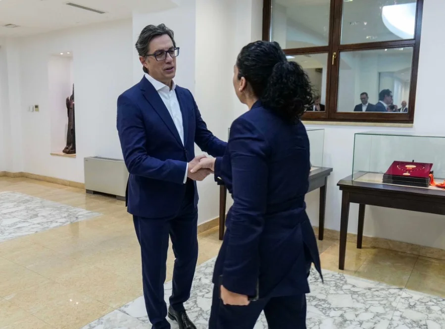 Pendarovski arrin në Presidencë, pritet nga presidentja Osmani