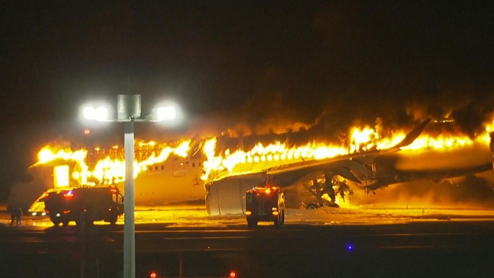 Aeroplani shpërthen në flakë në pistën e aeroportit të Tokios (FOOT)