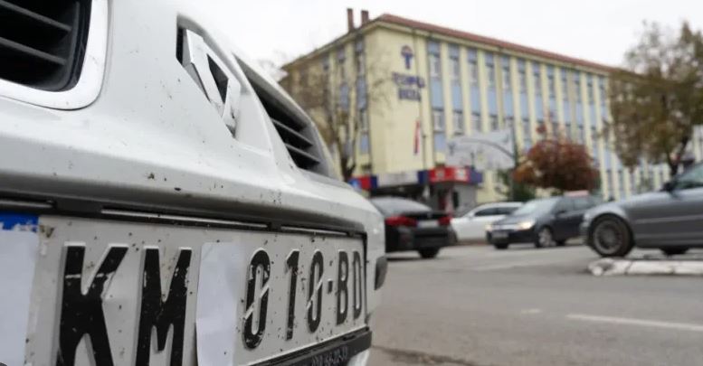 Qeveria miraton vendimin për largimin e stikerave për veturat me targa të Serbisë