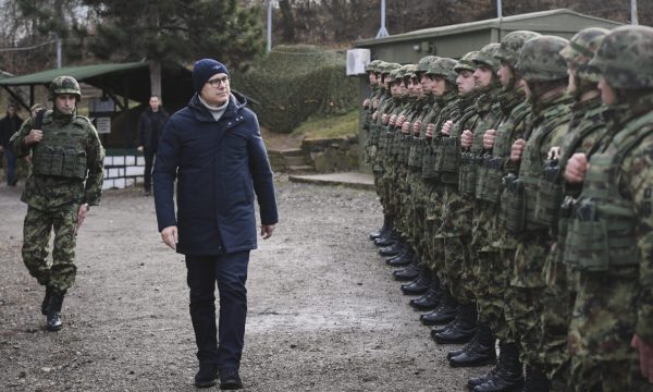 “Pranë Kosovës sonë të shenjtë”, ministri i Mbrojtjes së Serbisë provokon nga baza ushtarake në Medvegjë