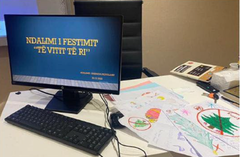 Xhamia në Prishtinë obligon nxënësit të shkruajnë ese “Si t’i bindi prindërit të mos e festojnë Vitin e Ri”