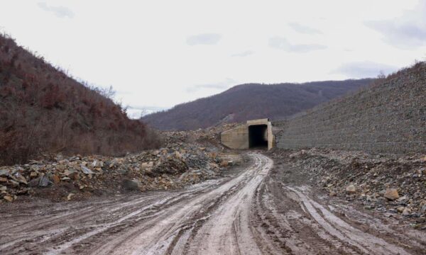 Rukiqi i LDK-së ironizon me Kurtin pasi s’i dalin fjalët për autostradën e Gjilanit: Krejt dhe drejt në baltë