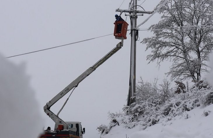 Peja dhe Gjakova mbeten pa rrymë si shkak i borës dhe erërave të forta