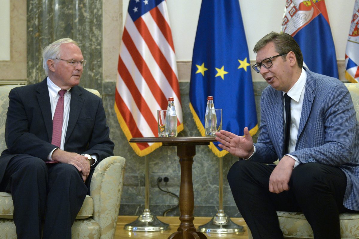 Hill e njofton Vuçiqin për vendimin amerikan për ta furnizuar Kosovën me raketa anti-tank