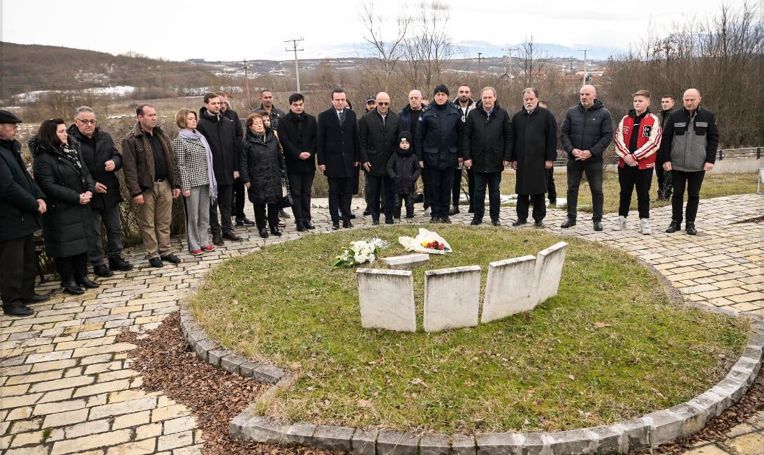 Kurti kryen homazhe te varri i deshmorëve Memë dhe Prend Zef Lleshit