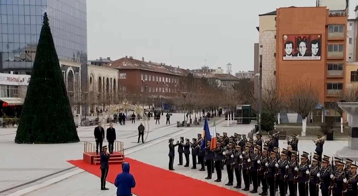 Kryeministri irlandez pritet me ceremoni shtetërore nga Kurti