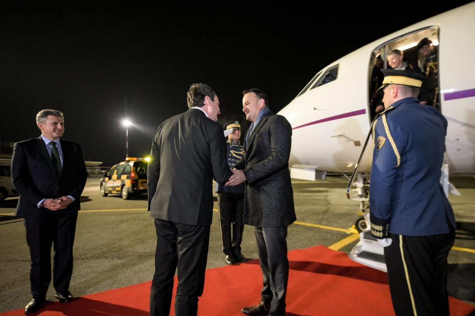 Kryeministri i Irlandës arrin në Kosovë, Kurti e pret në Aeroport