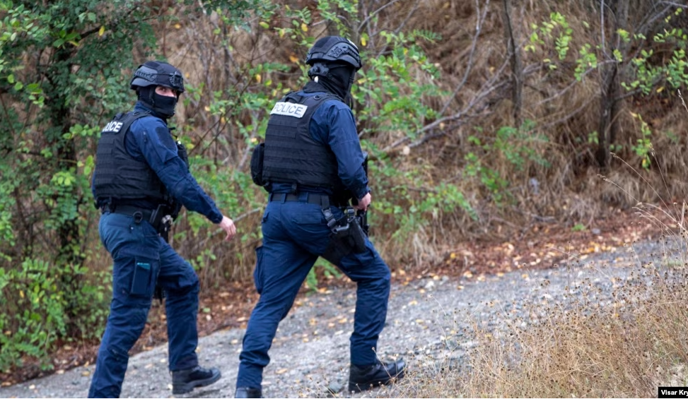 Sekuestrimi i armatimit në veri: Plumbat, gëzhojat dhe flamuri i Serbisë u gjetën në vendin ku u vra Afrim Bunjaku