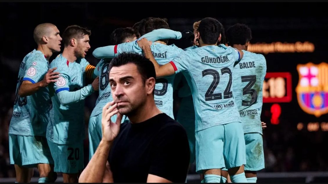 Xavi pranon acarimin me lojtarët e Barcelonës