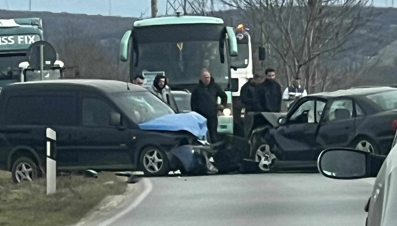 Aksident në dalje të Gjakovës, dy vetura përplasen rëndë me njëra-tjetrën – VIDEO