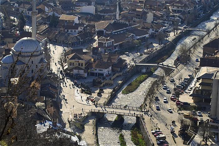 Prizren: 44-vjeçari vendos flamurin ‘UÇK’ në autobusin me tabela të Serbisë, arrestohet pasi dyshohet se sulmoi priftin