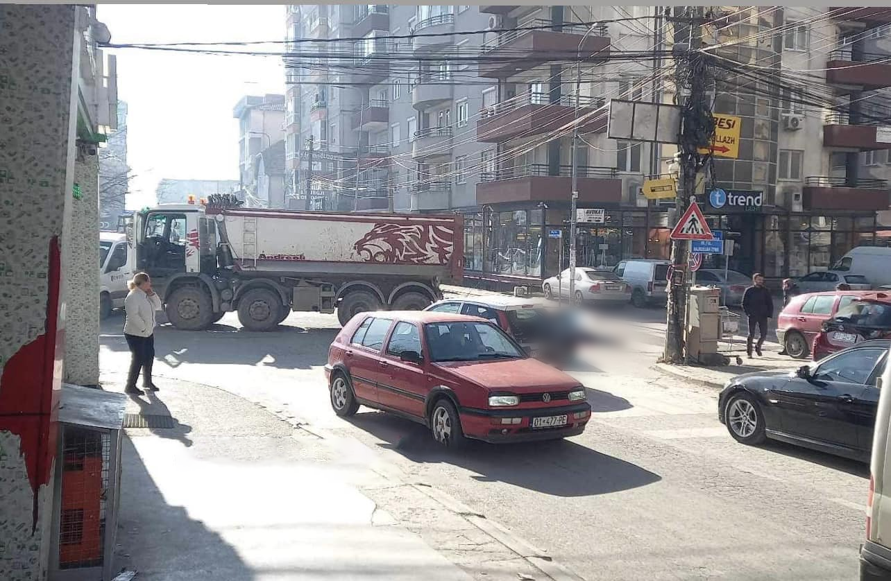 Shoferi i kamionit shoqërohet në stacion, Policia jep detaje për aksidentin me fatalitet në Fushë Kosovë