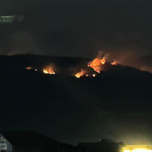 Zjarr i madh përfshinë kodrën e fshatit Studime në Vushtrri