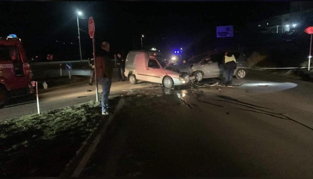Aksident trafiku në hyrje të Mitrovicës, lëndohen tre persona
