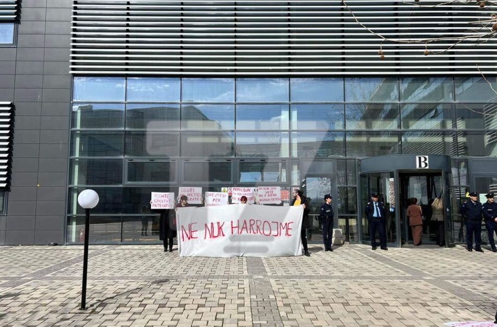 “Ne nuk harrojmë”, “Poshtë gjykatat patriarkale”, nis protesta kundër vendimit të Apelit për rastin e vrasjes së Marigona Osmanit