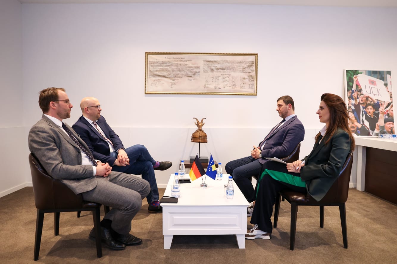 Krasniqi takohet me Sarrazin:BE-ja t’i heq sanksionet ndaj Kosovës