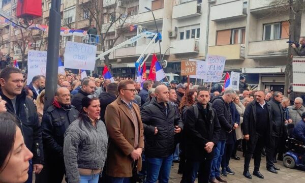 Serbët e veriut shfaqin flamurin rus në protestën e serbëve në veri të Mitrovicës